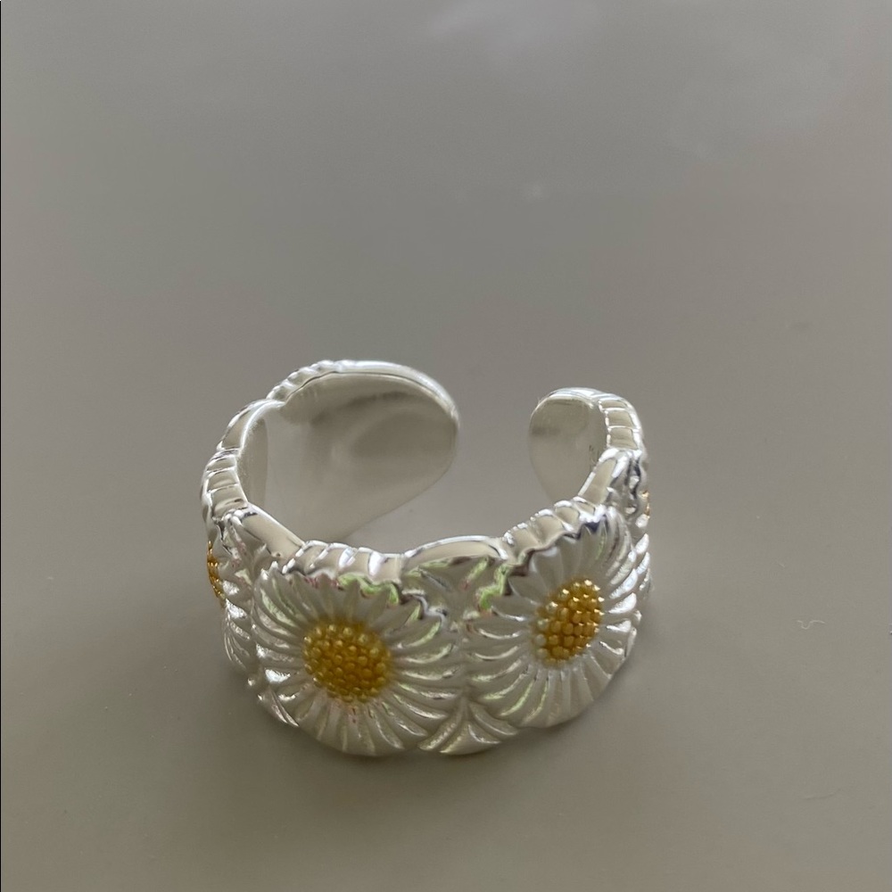 buccellati daisy looking  925 silver ring